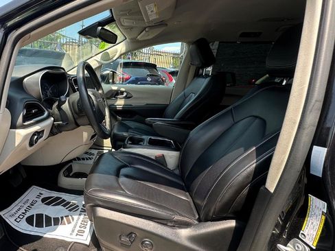 Used 2023 Chrysler Pacifica Touring-L FWD image 21