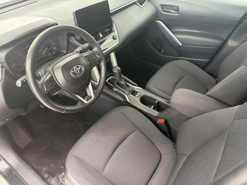 Used 2025 Toyota Corolla Cross LE FWD image 4