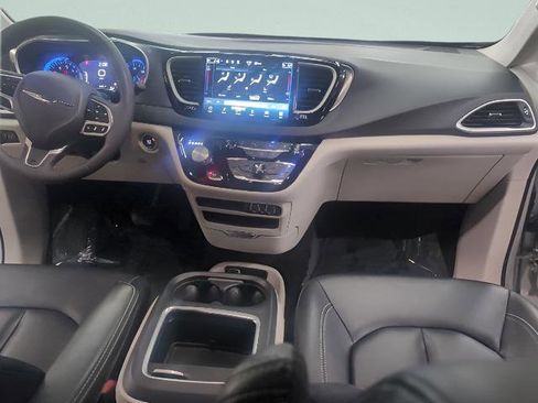 Used 2024 Chrysler Pacifica Touring-L image 21