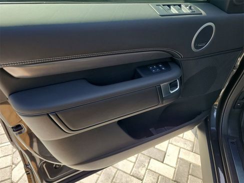 New 2025 Land Rover Discovery Metropolitan Edition image 23