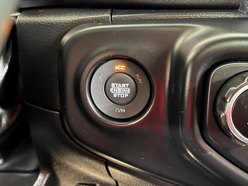 Used 2022 Jeep Wrangler Unlimited Sahara image 38