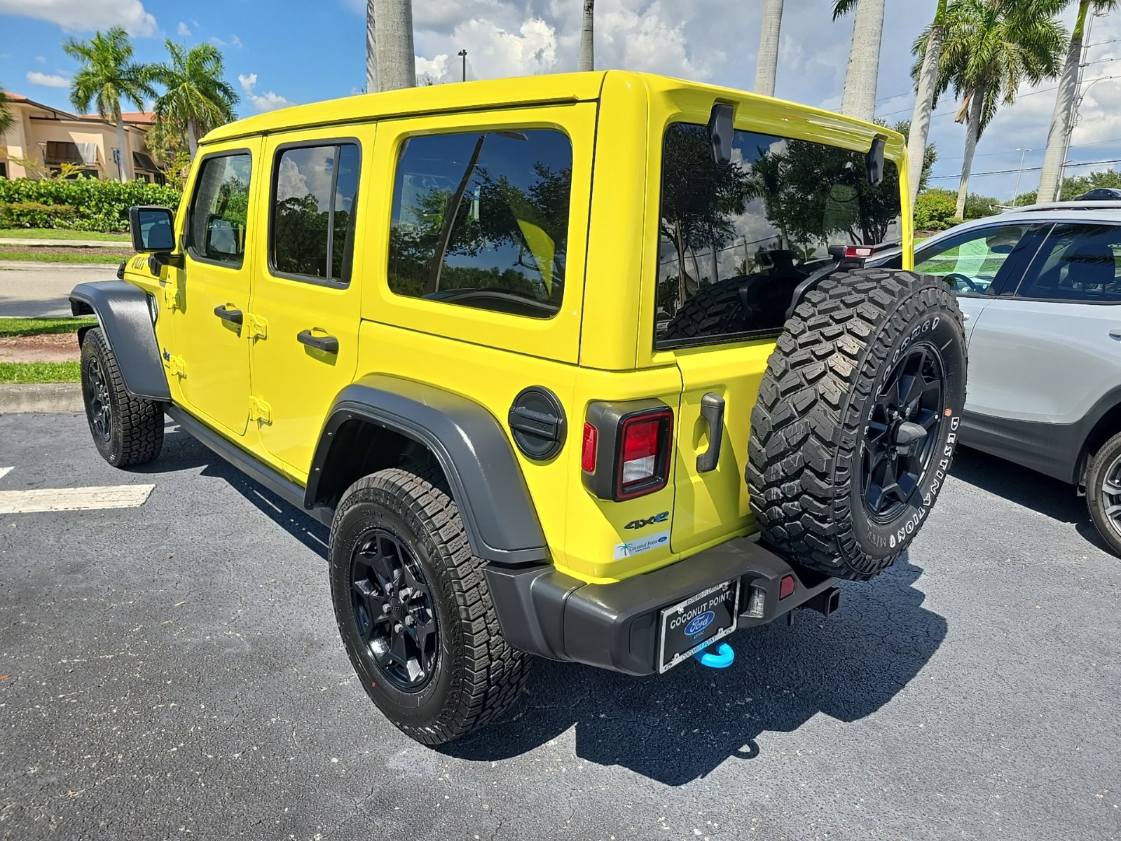 Used 2023 Jeep Wrangler Unlimited w/ Sun & Screen Package AWD/4WD image 3