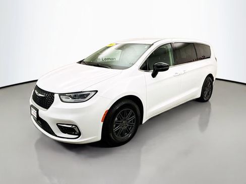 Used 2024 Chrysler Pacifica Touring-L FWD image 3
