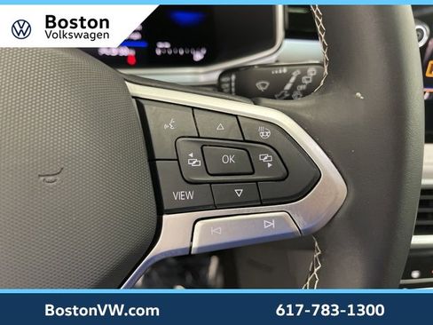 Used 2025 Volkswagen Taos SE w/ Panoramic Sunroof Package image 12