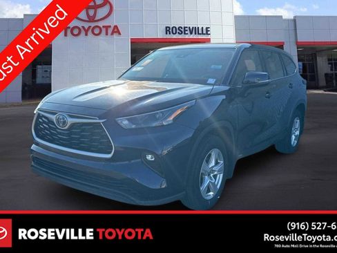 Used 2022 Toyota Highlander LE image 1