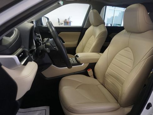 Used 2023 Toyota Highlander XLE AWD/4WD image 20