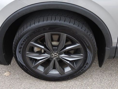 Used 2022 Volkswagen Tiguan SE image 9