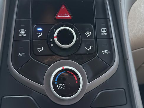 Used 2015 Hyundai Elantra SE image 24