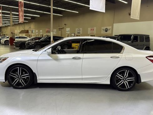 Used 2016 Honda Accord Touring image 5