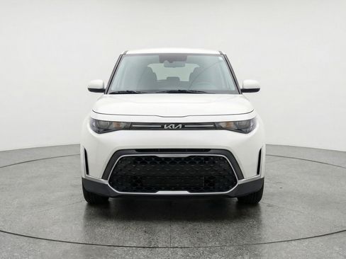 Used 2025 Kia Soul LX w/ LX Technology Package FWD image 2