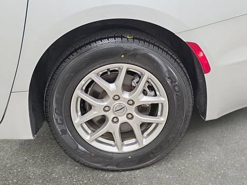 Used 2024 Chrysler Pacifica Touring-L FWD image 32