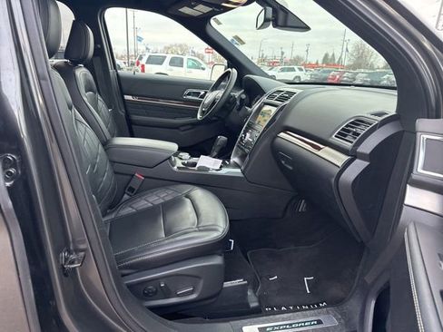 Used 2019 Ford Explorer Platinum image 12