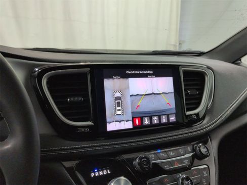 Certified 2023 Chrysler Pacifica Touring-L w/ S Appearance Package image 29