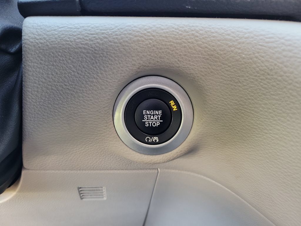 Used 2023 Chrysler Pacifica Touring-L FWD image 39