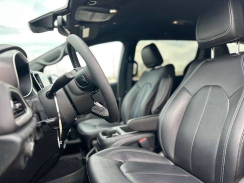 Used 2026 Chrysler Pacifica Select image 11