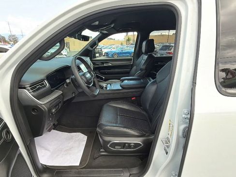 Used 2024 Jeep Wagoneer L Series II w/ Flexible Seating Group AWD/4WD image 12