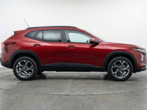 Used 2025 Chevrolet Trax LT FWD image 11