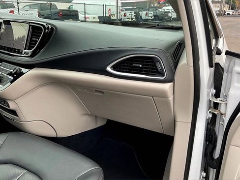 Used 2024 Chrysler Pacifica Select image 16