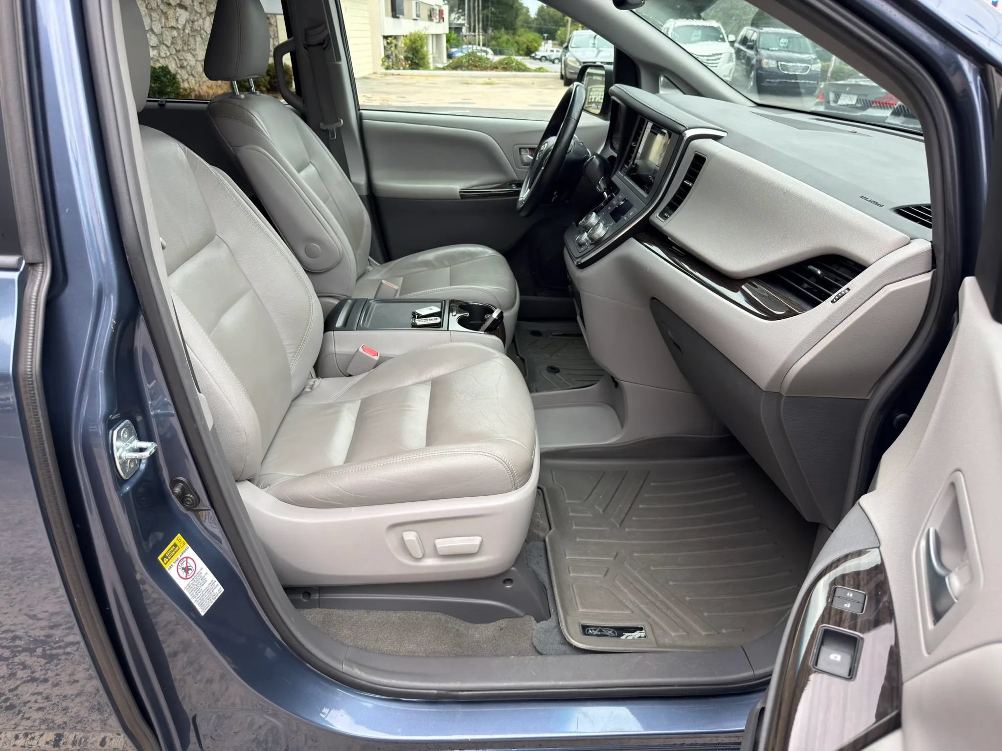 Used 2017 Toyota Sienna XLE Premium FWD image 35