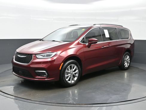 Used 2022 Chrysler Pacifica Touring-L AWD/4WD image 2