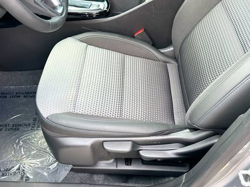 Used 2025 Chevrolet Trax LT w/ LT Convenience Package FWD image 18