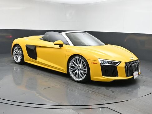 Used 2017 Audi R8 V10 w/ Carbon Exterior Package AWD/4WD image 2