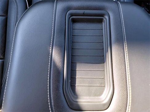 Used 2024 GMC Yukon SLT image 28