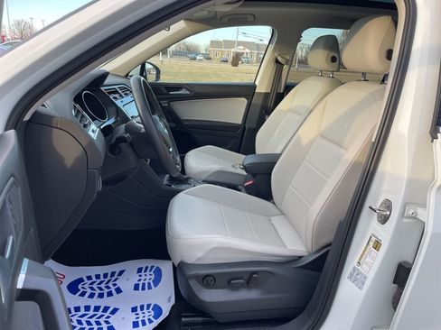 Used 2021 Volkswagen Tiguan SE w/ Panoramic Sunroof Package image 8