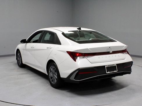 Used 2024 Hyundai Elantra SEL FWD image 9