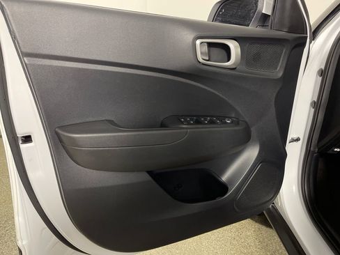 Certified 2022 Hyundai Venue SEL image 19