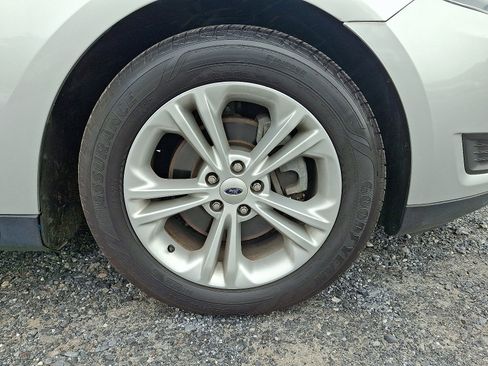 Used 2017 Ford Taurus SE image 9