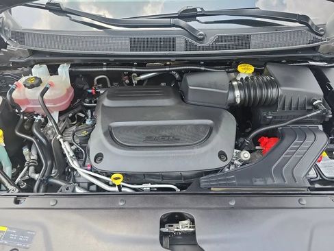 Used 2025 Chrysler Pacifica Limited FWD image 61