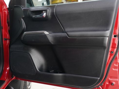 Used 2017 Toyota Tacoma TRD Sport w/ Tow Package (A/T) image 9