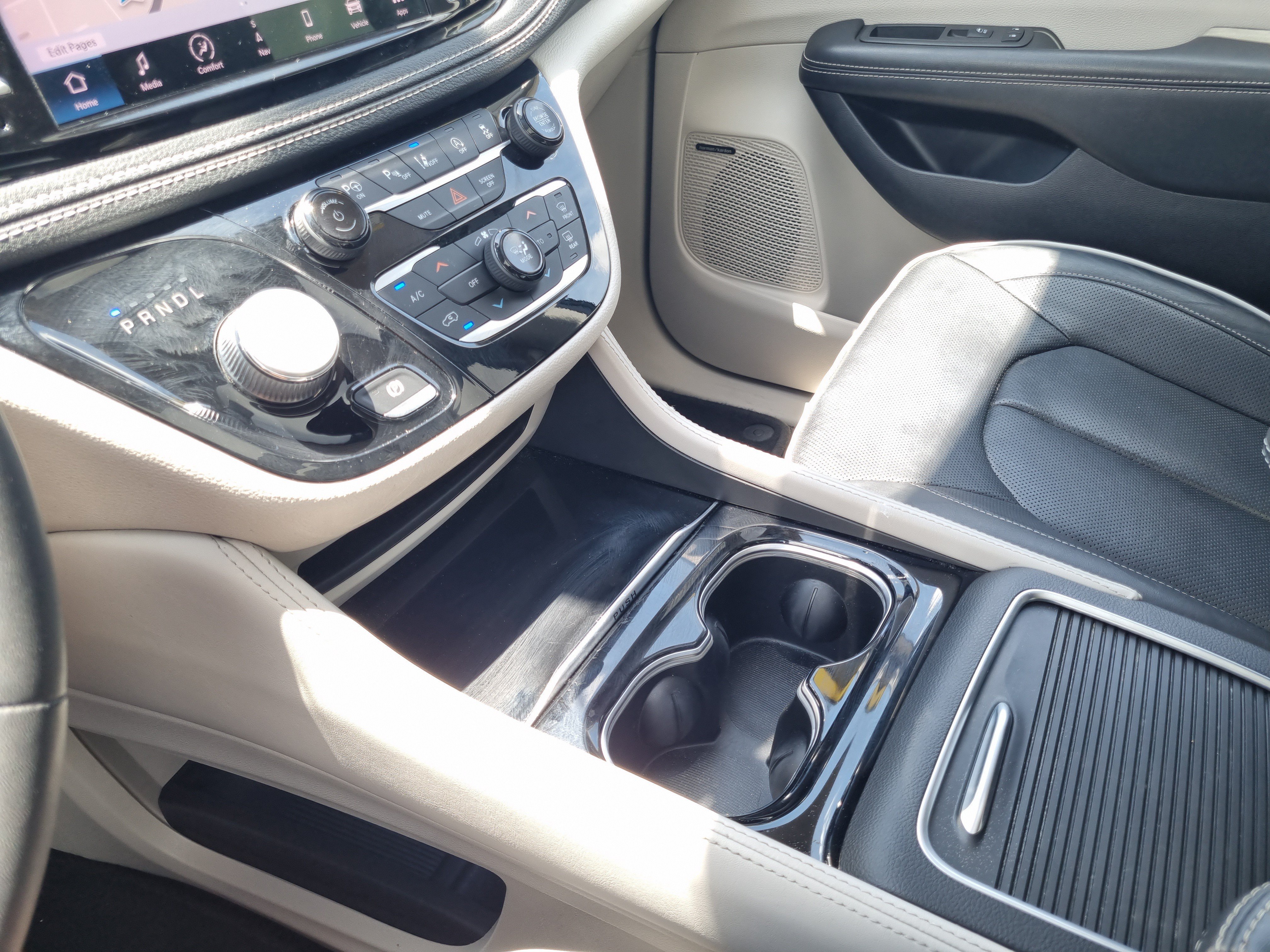 Used 2022 Chrysler Pacifica Limited AWD/4WD image 31