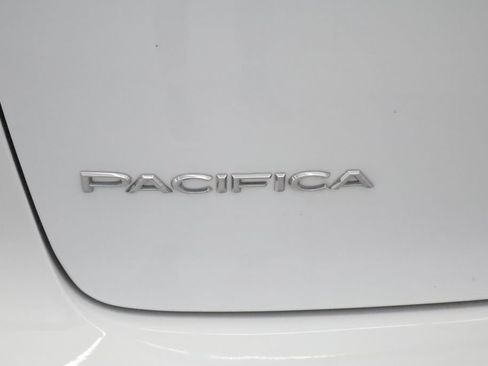 Certified 2023 Chrysler Pacifica Touring-L FWD image 14