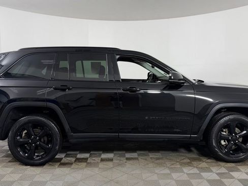 Used 2023 Jeep Grand Cherokee Limited w/ Black Appearance Package AWD/4WD image 10