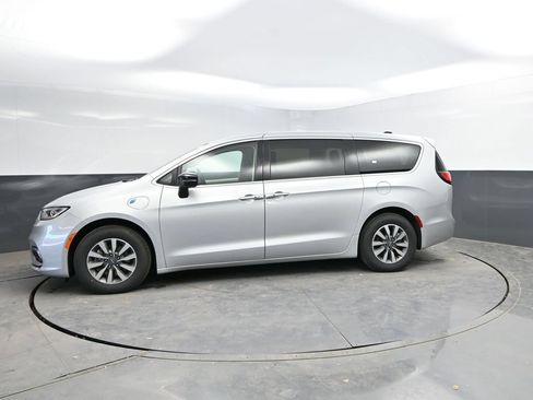 Used 2024 Chrysler Pacifica Limited FWD image 6