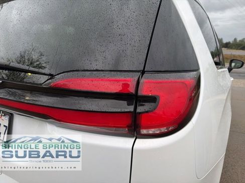 Used 2024 Chrysler Pacifica Touring-L image 17