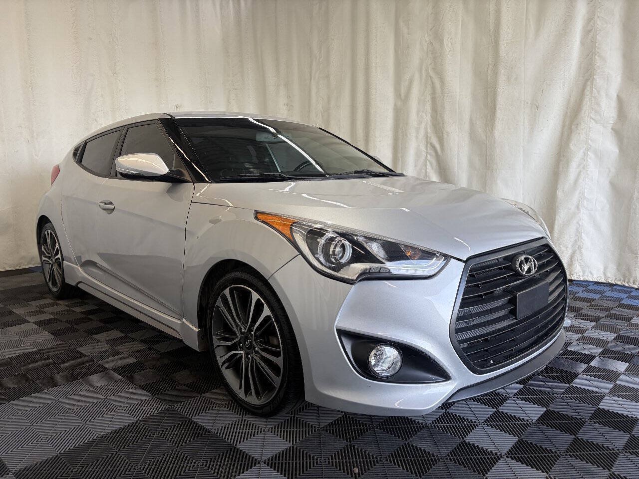 Used 2016 Hyundai Veloster Turbo FWD image 3