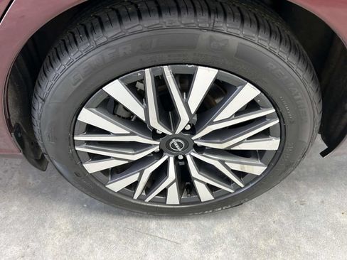 Used 2024 Nissan Altima 2.5 SV FWD image 9