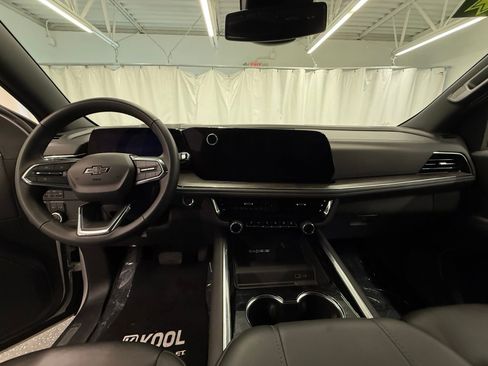 Used 2025 Chevrolet Suburban Z71 image 17