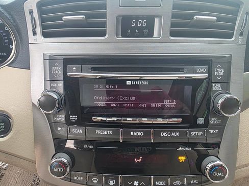 Used 2011 Toyota Avalon Limited image 32