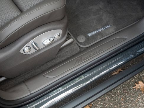 Used 2024 Porsche Macan image 31