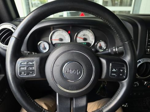 Used 2016 Jeep Wrangler Unlimited Rubicon w/ Connectivity Group AWD/4WD image 10