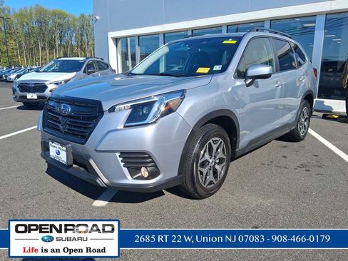 Used 2023 Subaru Forester Premium image 3