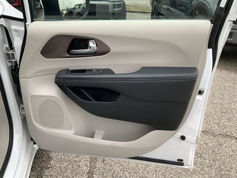 Used 2023 Chrysler Voyager LX image 56