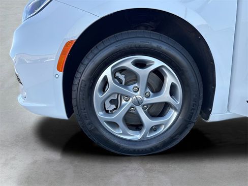 Used 2023 Chrysler Pacifica Limited image 36