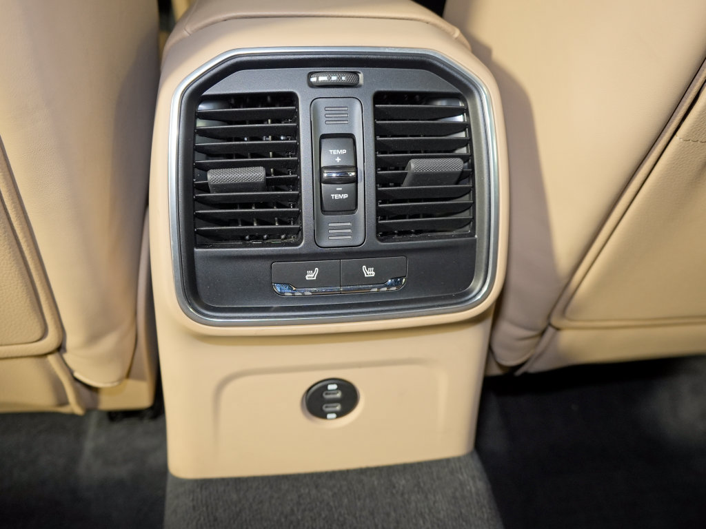 Certified 2023 Porsche Macan Turbo AWD/4WD image 39