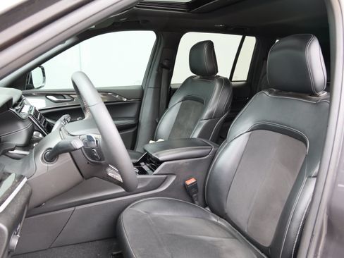 Used 2023 Jeep Grand Cherokee Altitude AWD/4WD image 30