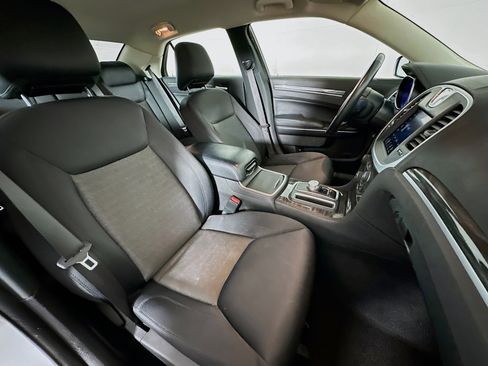 Used 2022 Chrysler 300 Touring w/ Sport Appearance Package image 28